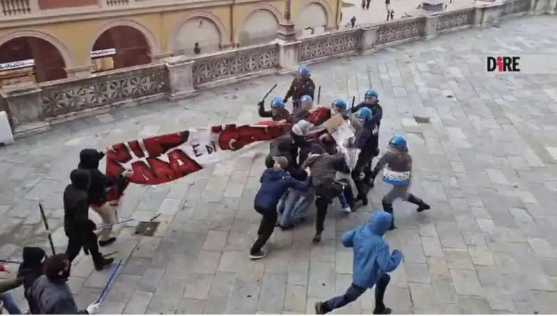 scontrI A BOLOGNA tra collettivi antifascisti e polizia 