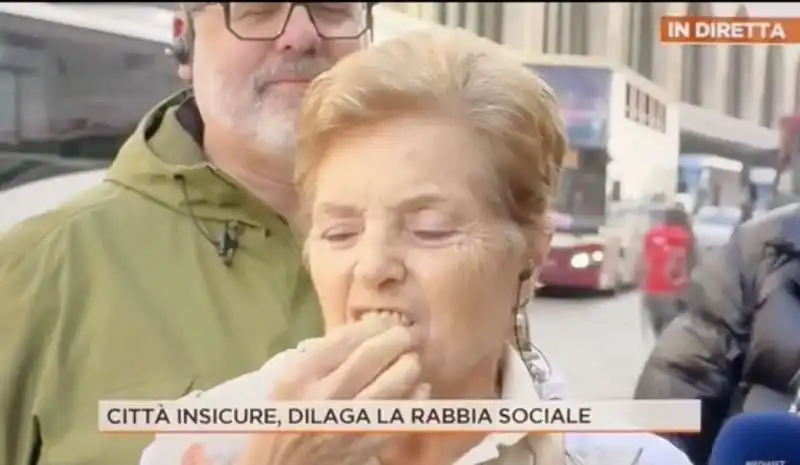 signora perde la dentiera in diretta a mattino 4   4