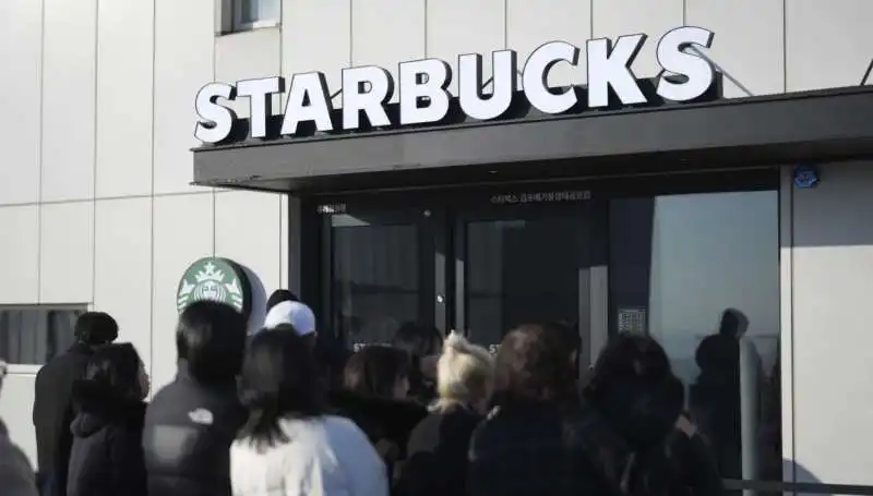 starbucks al confine con la corea del nord 5