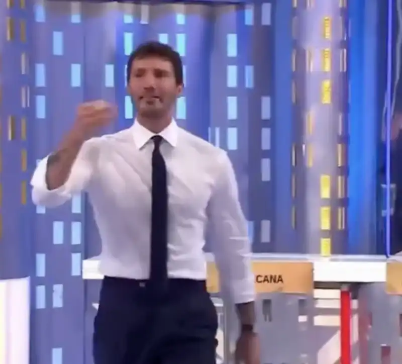 stefano de martino lancia il pacco ad affari tuoi 7