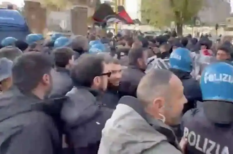 tensione tra polizia e studenti a roma   10