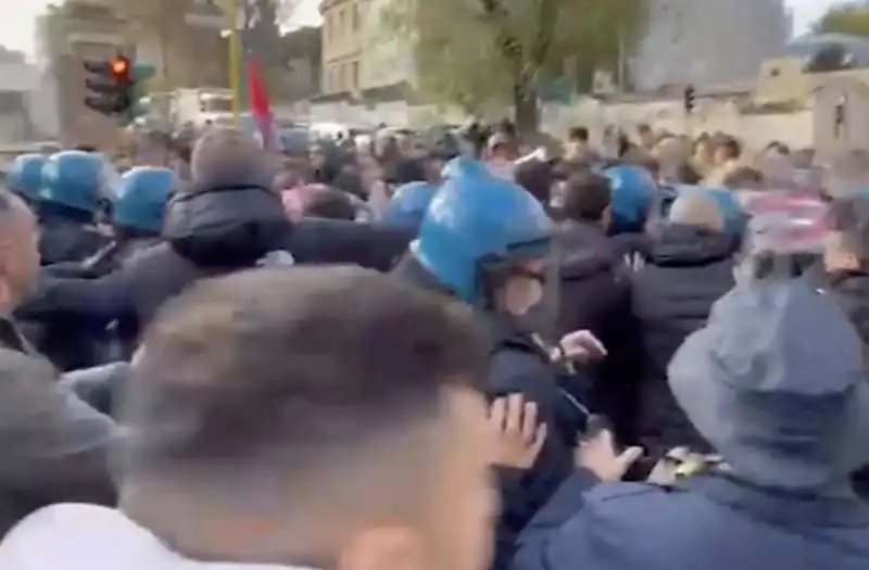 tensione tra polizia e studenti a roma   2