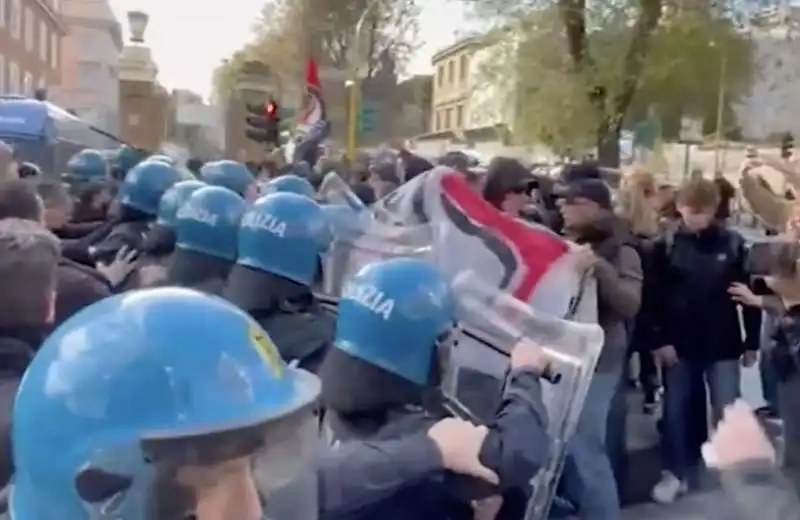 tensione tra polizia e studenti a roma   6