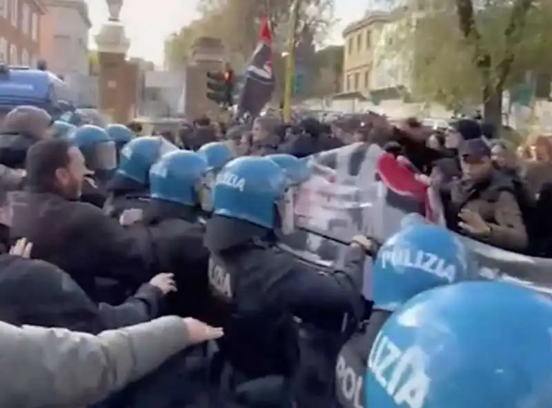 tensione tra polizia e studenti a roma   7