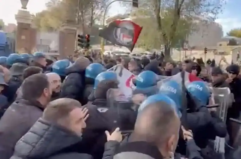 tensione tra polizia e studenti a roma   9