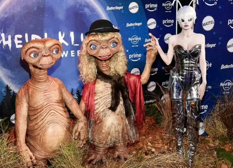 tom kaulitz e heidi klum vestiti da et con leni klum aliena   halloween 2024