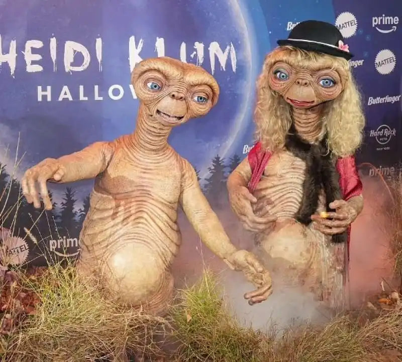 tom kaulitz e heidi klum vestiti da et   halloween 2024.  