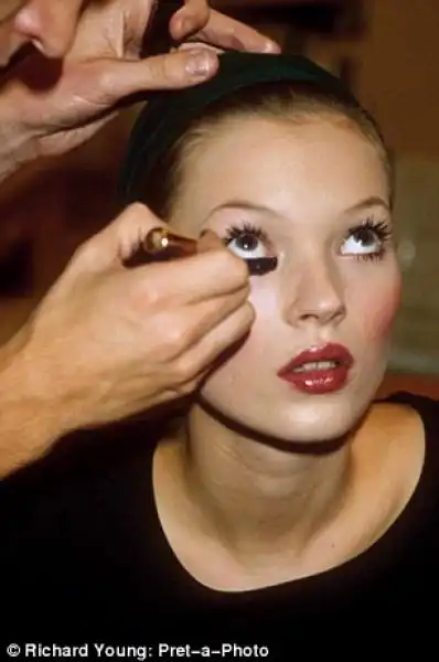 Kate Moss al trucco prima della sfilata 