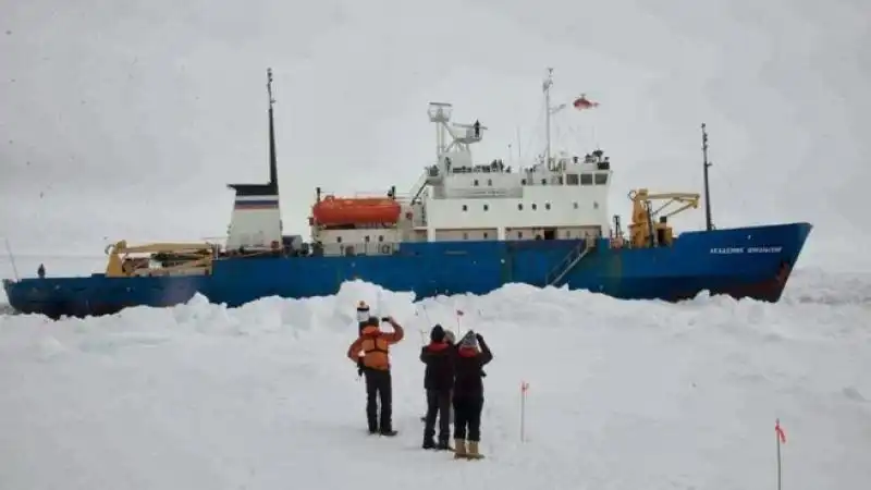 Akademik Shokalskiy nave russa incagliata nei ghiacci al polo sud 