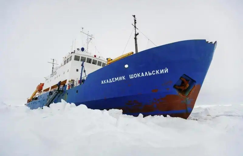 Akademik Shokalskiy nave russa incagliata nei ghiacci al polo sud 