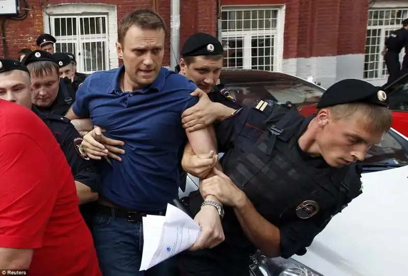 ALEXEI NAVALNY VIENE PORTATO IN CELLA 