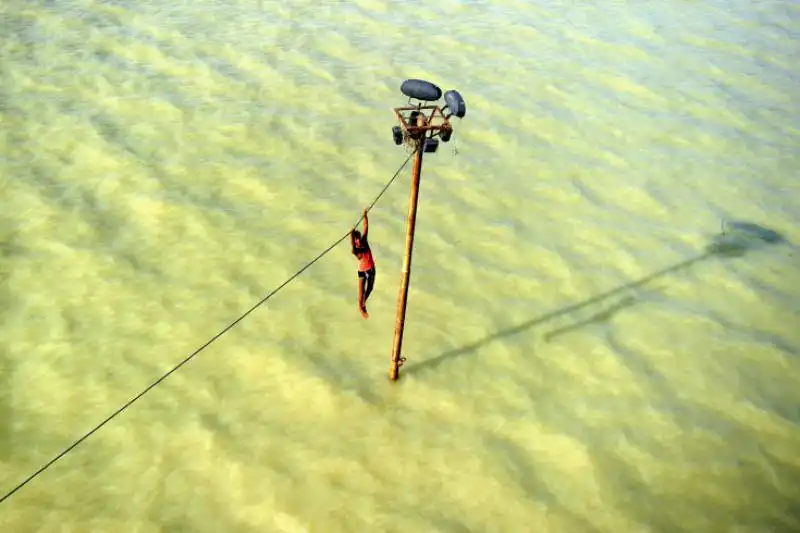 Appeso a un filo sul fiume Gange 