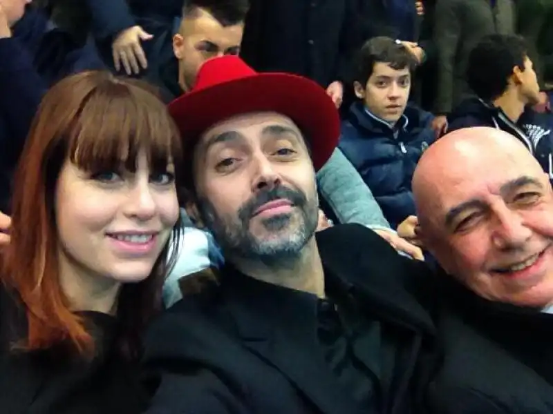 l architetto fabio novembre si fa un selfie con barbara berlusconi rossa e adriano galliani 