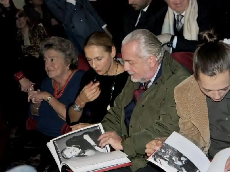 AURELIO DE LAURENTIIS CON IL LIBRO FOTO ANDREA ARRIGA 