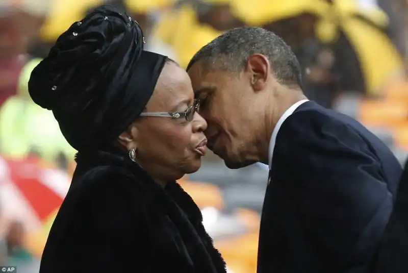 bacio di condoglianze obama e mandela 