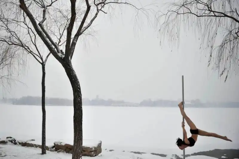 Ballerina di pole dance nella neve a Tianjin 