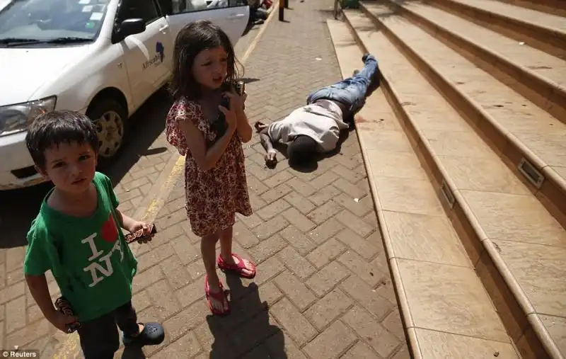 Bambini terrorizzati davanti al corpo di un cliente in fuga dal centro commerciale di Nairobi, Kenia 