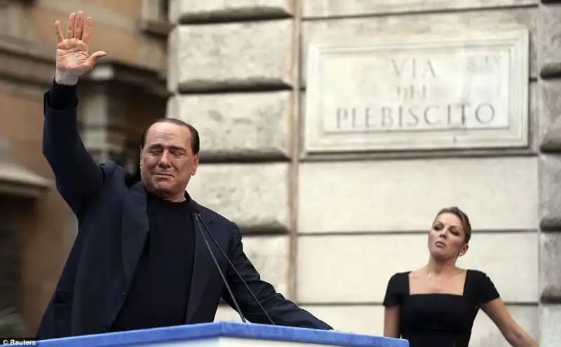 BERLUSCONI PIANGE DURANTE IL COMIZIO DOPO LA SUA CONDANNA A ANNI 