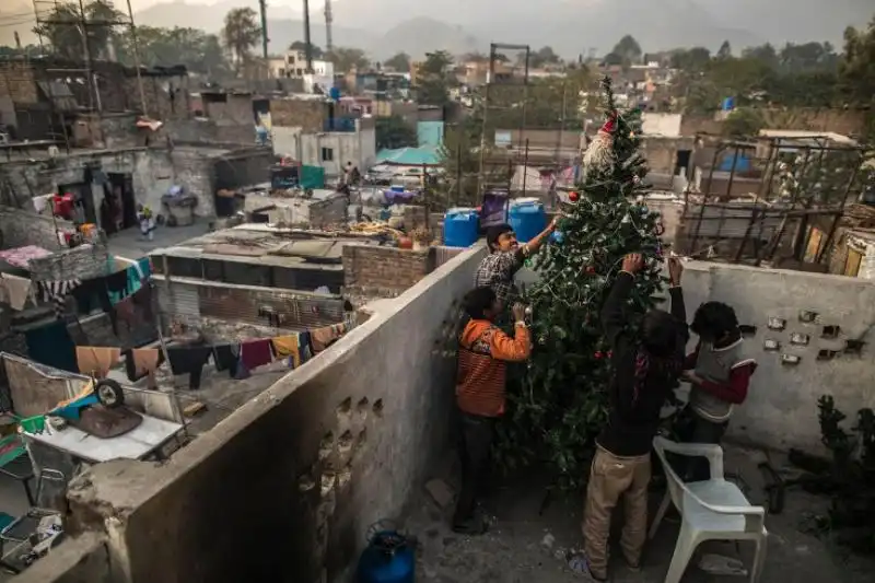 bimbi pakistani cristiano fanno lalbero di Natale 