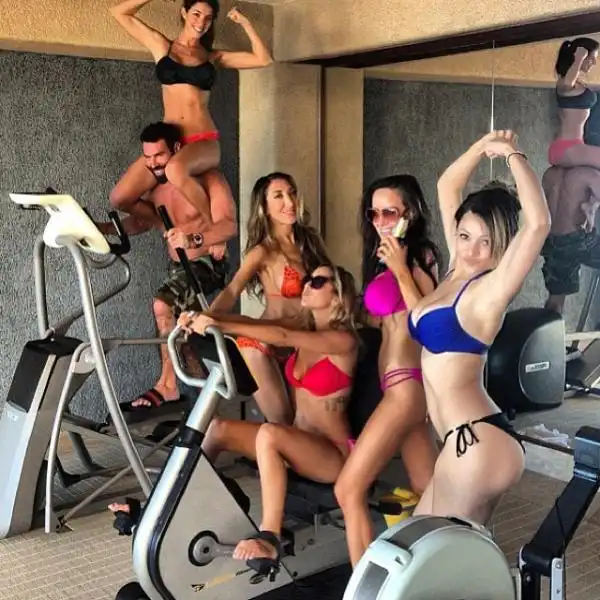 BLIZERIAN CON AMICHE IN PALESTRA 