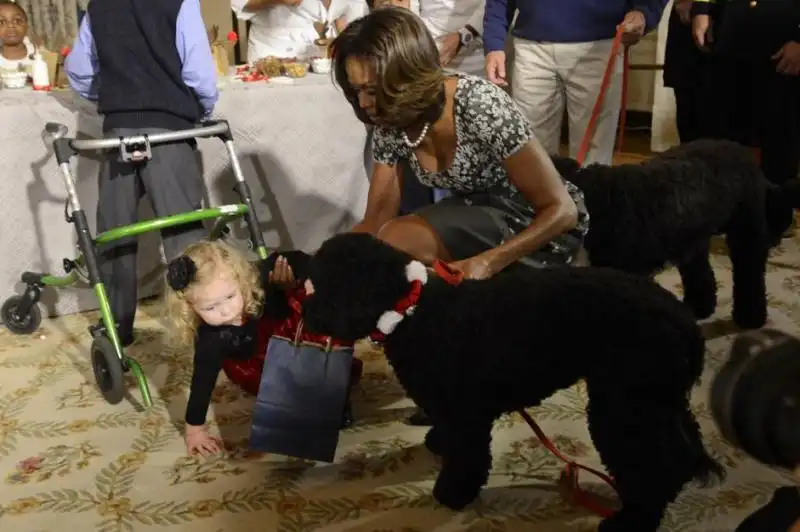 IL CANE DI OBAMA ABBATTE UNA BIMBA 