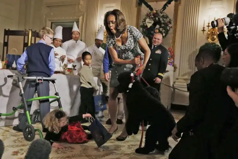 IL CANE DI OBAMA ABBATTE UNA BIMBA 