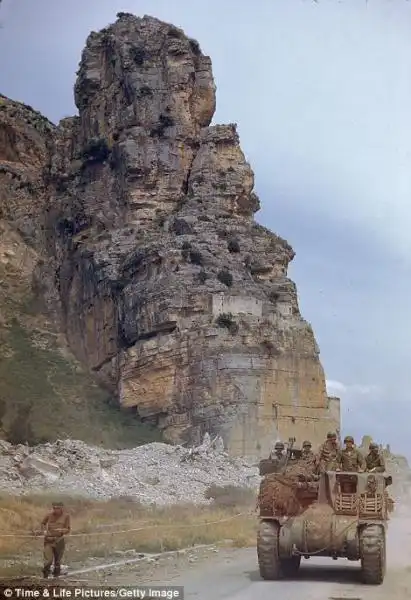 Il carro armato percorre la via Appia 