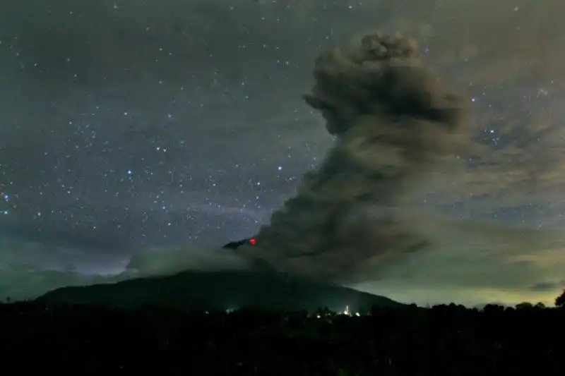 CENERE VULCANICA FUORI DAL MONTE SINABUNG SULLISOLA DI SUMATRA 