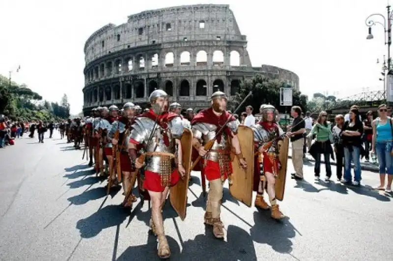 centurioni e gladiatori a roma ai fori imperiali 