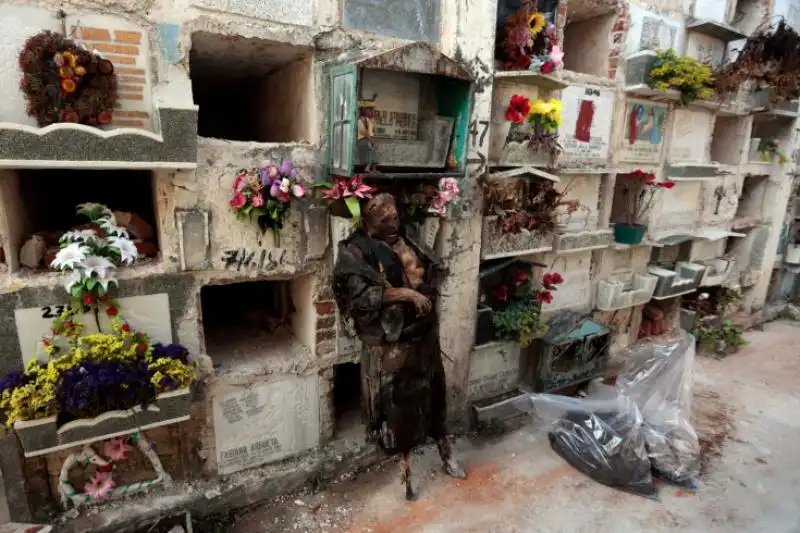 UN CORPO MUMMIFICATO IN UN CIMITERO DEL GUATEMALA 