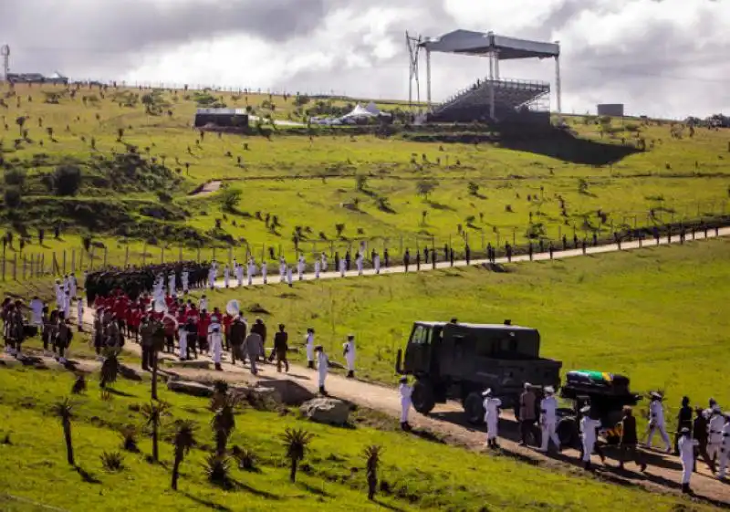 corteo funebre bara di mandela 