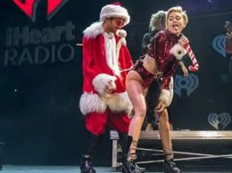 la Cyrus twerka con Santa Claus jpeg