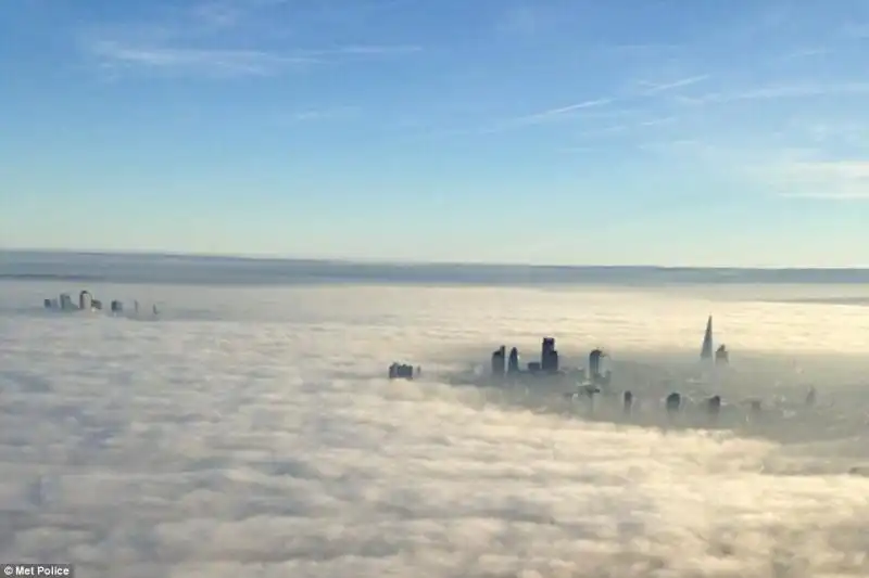 dallelicottero a destra la City in fondo il Canary Wharf 