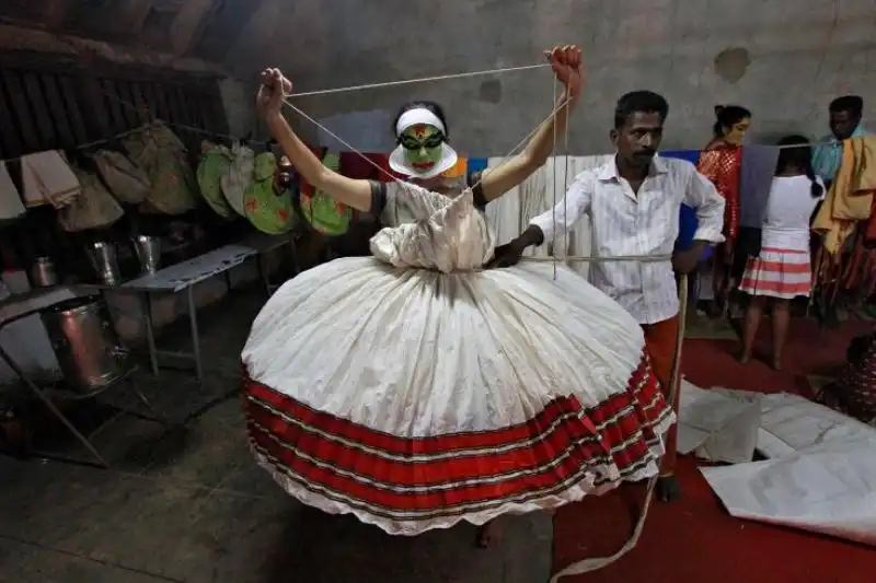 UNA DANZATRICE KATHAKALI AD UN FESTIVAL NELLA CITTA INDIANA DI KOCHI 