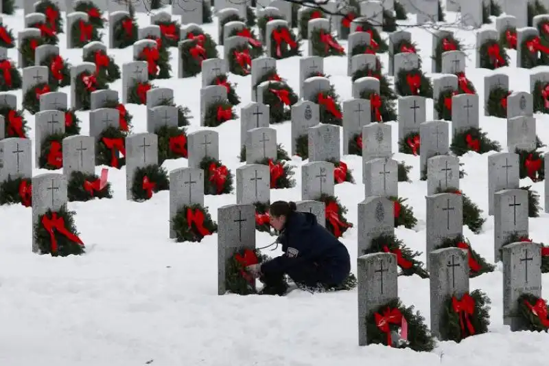 UNA DONNA NEL CIMITERO MILTARE DI OTTAWA IN CANADA 