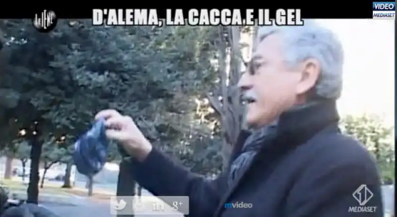 ENRICO LUCCI PER LE IENE DALEMA CHE RACCOGLIE LA CACCA DEL CANE PENELOPE