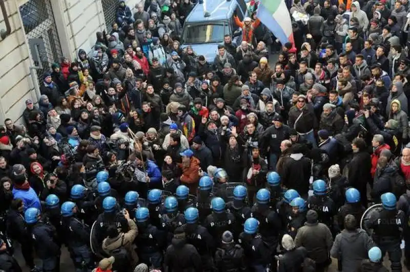 FORCONI AL CONSIGLIO REGIONALE DI TORINO 