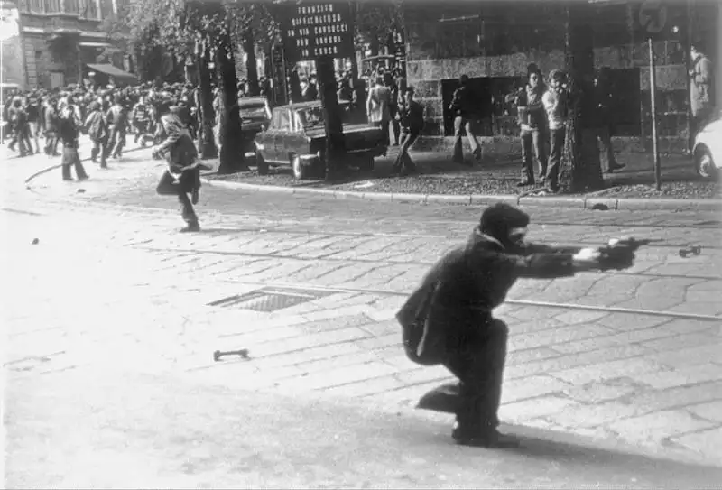 FOTO DI PAOLO PEDRIZZETTI A VIA DE AMICIS A MILANO 