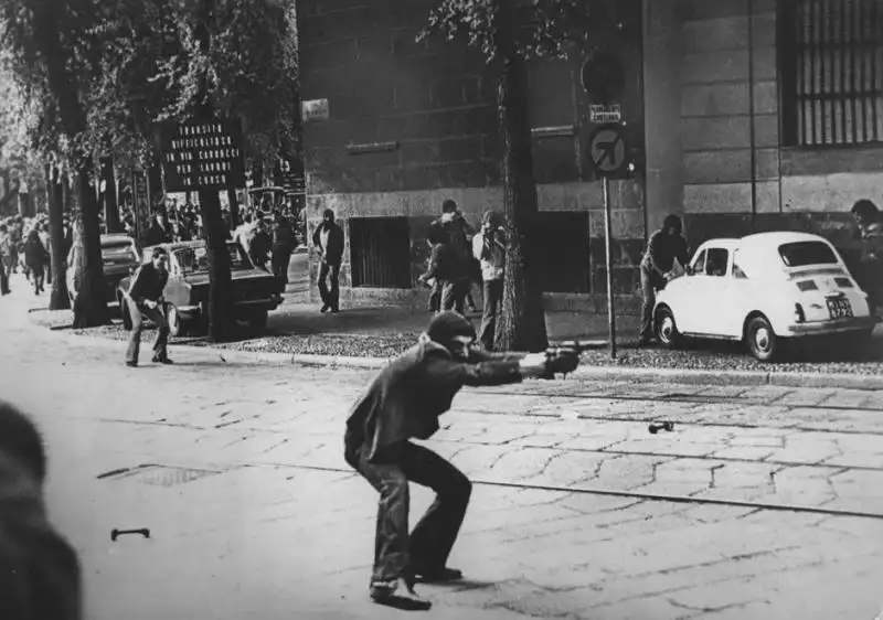 LA FOTO DI PAOLO PEDRIZZETTI A VIA DE AMICIS A MILANO IL MANIFESTANTE CON LA PISTOLA NEL SETTANTASETTE 