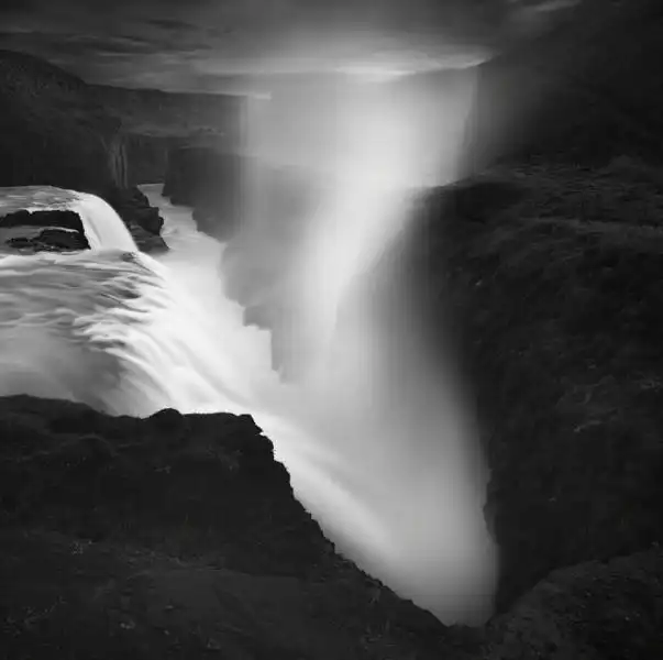 Il francese Coupe fa uno scatto alla cascata islandese 