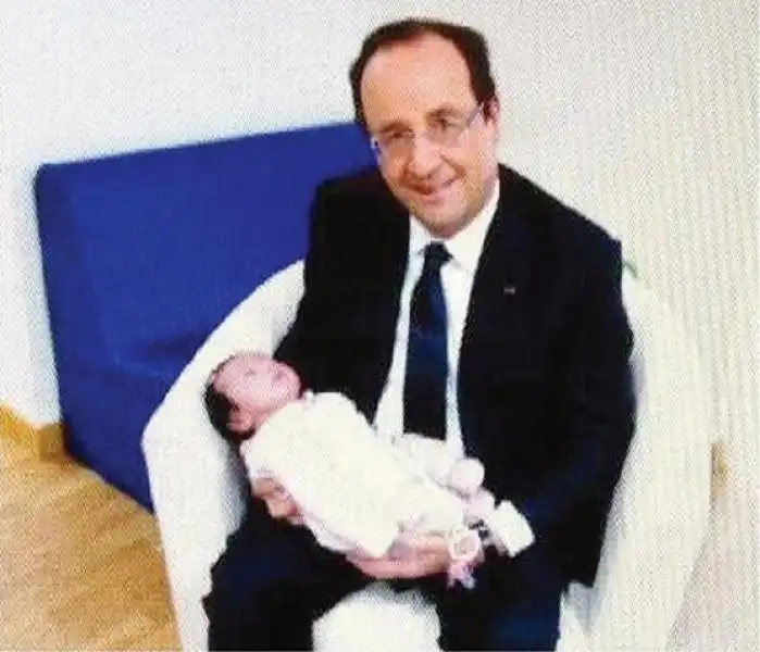 FRANCOIS HOLLANDE CON IN BRACCIO LA PICCOLA EMILIE 