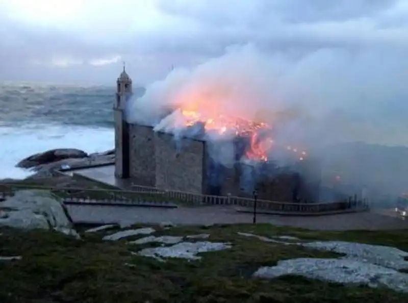 Fulmine causa rogo Santuario Muxia, dopo Santiago Compostela 