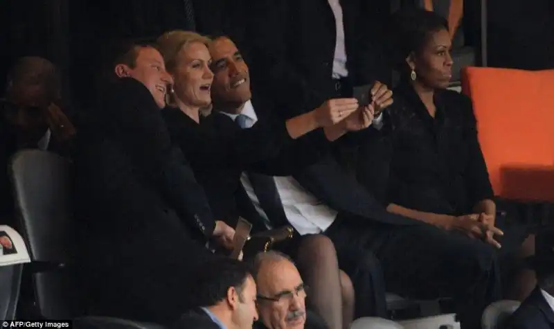 FUNERALI DI NELSON MANDELA IL SELFIE TRA BARACK OBAMA DAVID CAMERON E HELLE THORNING SCHMIDT 