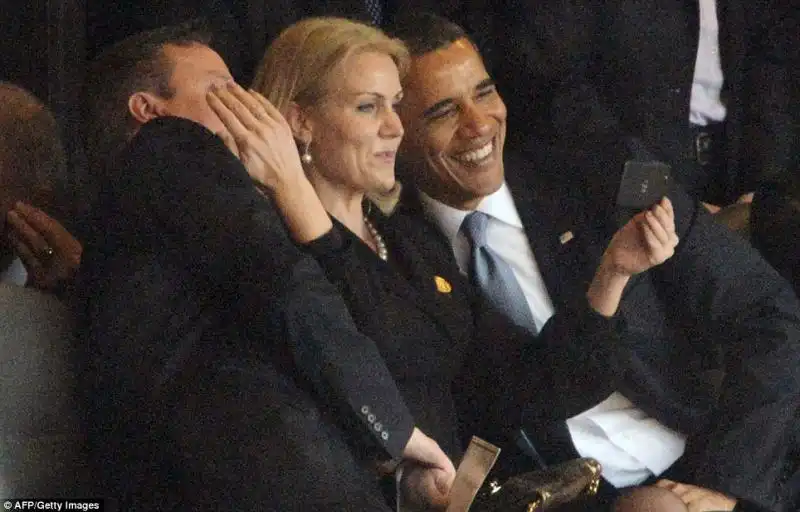 FUNERALI DI NELSON MANDELA IL SELFIE TRA BARACK OBAMA DAVID CAMERON E HELLE THORNING SCHMIDT 