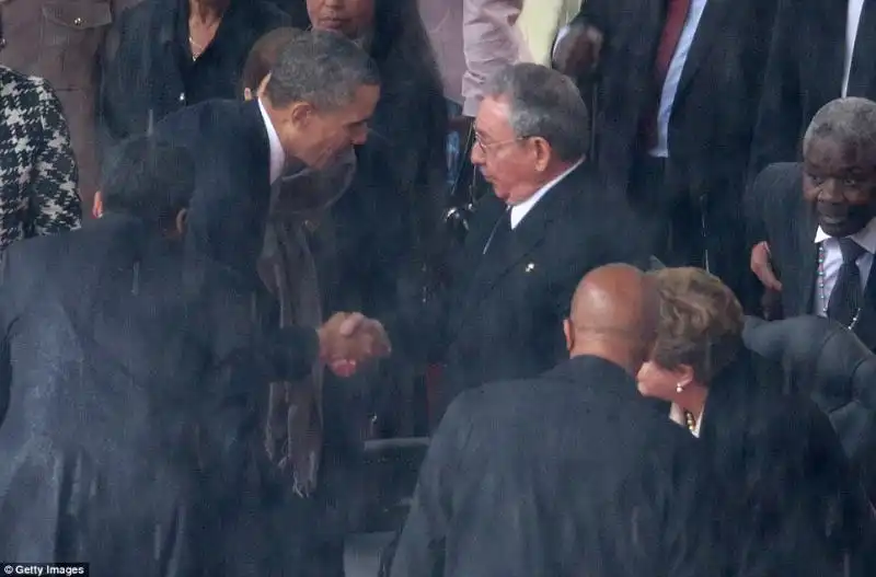 FUNERALI DI NELSON MANDELA - STRETTA DI MANO TRA OBAMA E RAUL CASTRO