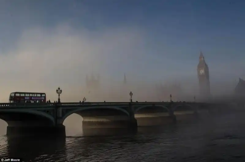 Houses Of Parliament mentre la nebbia si dirada 