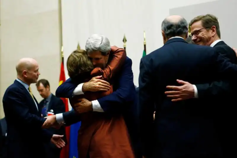 JOHN KERRY ABBRACCIA CATHERINE ASHTON DOPO LACCORDO USA IRAN 