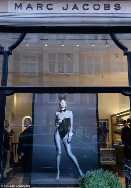 KATE MOSS IN UNA VETRINA DI MARC JACOBS A LONDRA 