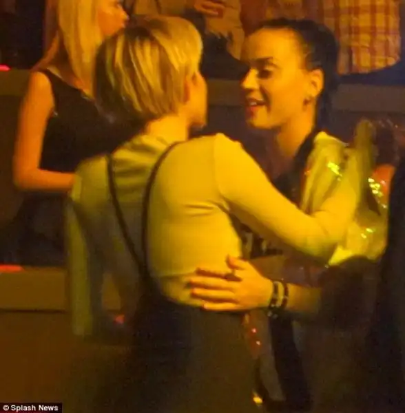 KATY PERRY E MYLEY CYRUS AL CONCERTO DI LAS VEGAS DI BRITNEY SPEARS