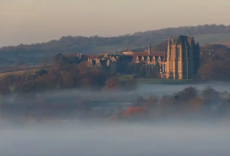 Lancing College Chapel spicca dal velo bianco a Brighton 